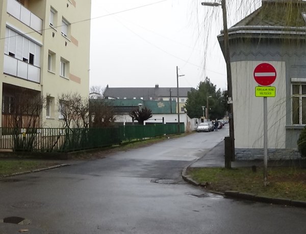 Forgalmirend-változás lépett életbe a Kálmán utcán – Fokozott figyelemmel közlekedjenek!