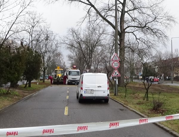 Munkálatokat végeznek a Nyírtávhő szakemberei a Korányi Frigyes utcán
