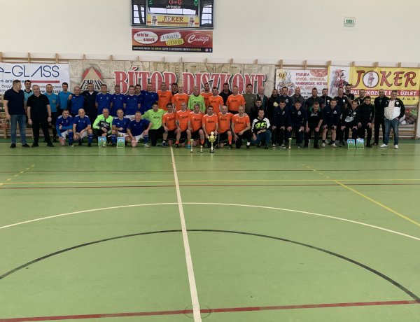 Öregfiúk labdarúgó torna - nagy csatákat vívtak az együttesek kispályán