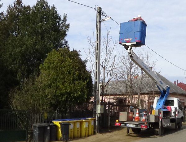 Izzókat cseréltek az E.ON szakemberei a Hímesben