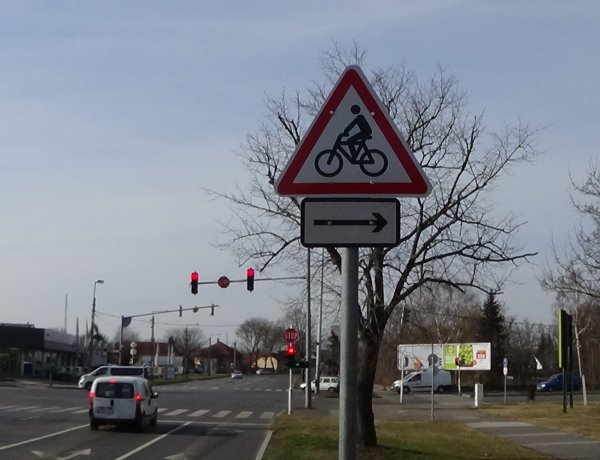 KRESZ-táblák figyelmeztetnek a kerékpárosokra a város több pontján is