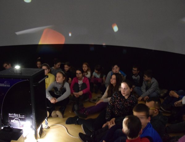 Nyíregyházán járt az Utazó Planetárium – Felejthetetlen előadás a Gyermekkönyvtárban