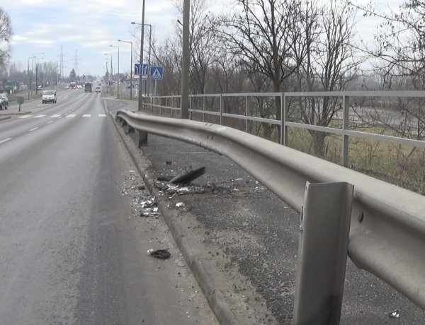 KRESZ-táblát tört és korlátnak csapódott egy sofőr a Debreceni út bevezető szakaszán