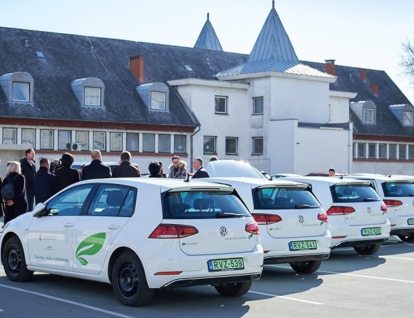 Elektromos autókat kapott a kórház és befejeződött a járóbeteg-szakellátás fejlesztése