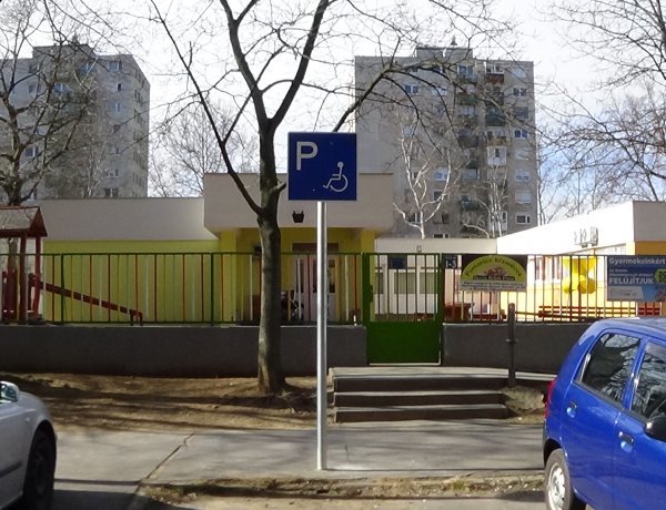 Lakossági kérésre mozgáskorlátozott parkolót alakítottak ki az Ungvár sétányon