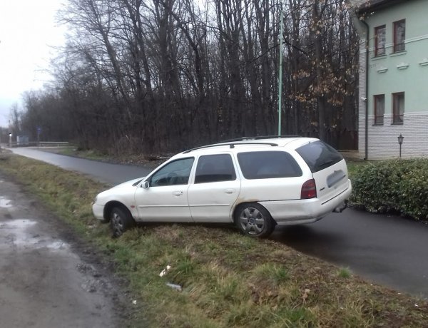 Nem sikerült a megfordulási manőver, árokba hajtott egy személygépkocsi a Kótaji úton