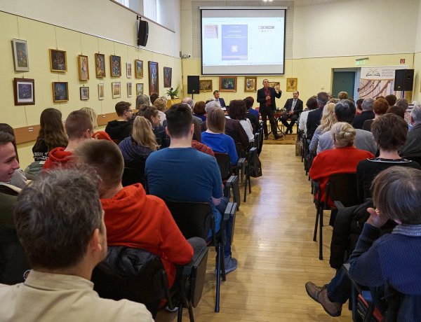 Nejlonceleb és antipartiarc egy helyen: 850 új szó Minya Károly nyelvész könyvében