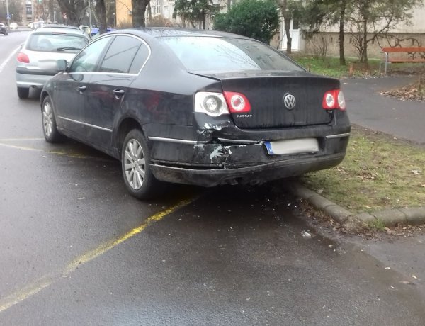 Több napja akadályozza a tömegközlekedési járművek haladását egy sérült jármű