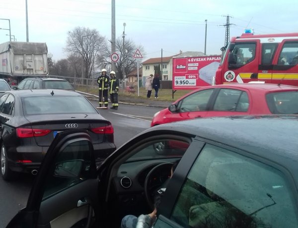 Újabb baleset a Debreceni úton – Ráfutásos hármas karambol történt