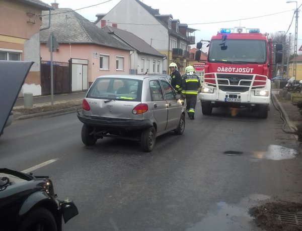 Hármas karambol történt Nyíregyházán, a Kállói úton – Ketten megsérültek
