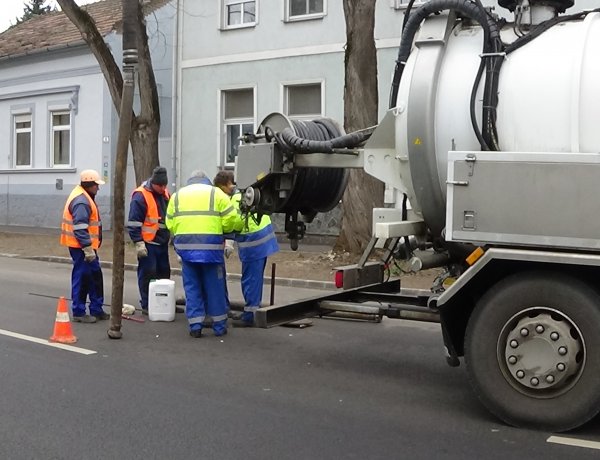 Folyamatosan zajlik a csatornahálózat tisztítása a belvárosban