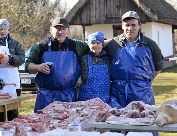 Vasárnap is közlekedik ingyenes buszjárat a Disznótoros Fesztiválra! - Készülnek az ételek