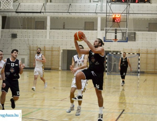 Simán nyert a NYÍKSE - Az NB-II-es kosárlabda együttes száz pont fölé jutott hazai pályán