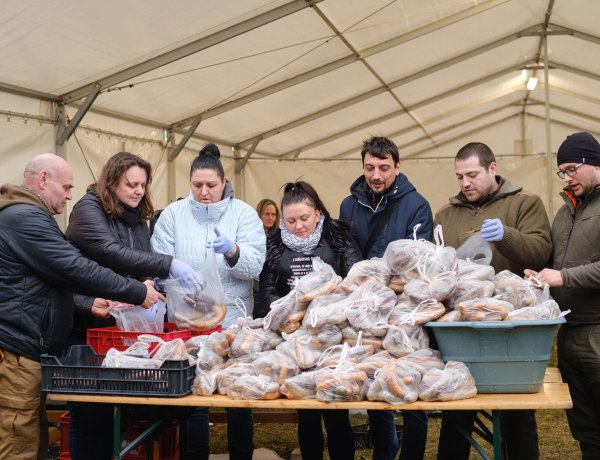 Jótékony gesztussal zárult a disznótoros fesztivál – 300 adag kóstoló a rászorulóknak