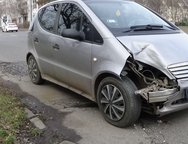 Autóbusznak ütközött egy személygépkocsi – Nem tartott megfelelő követési távolságot