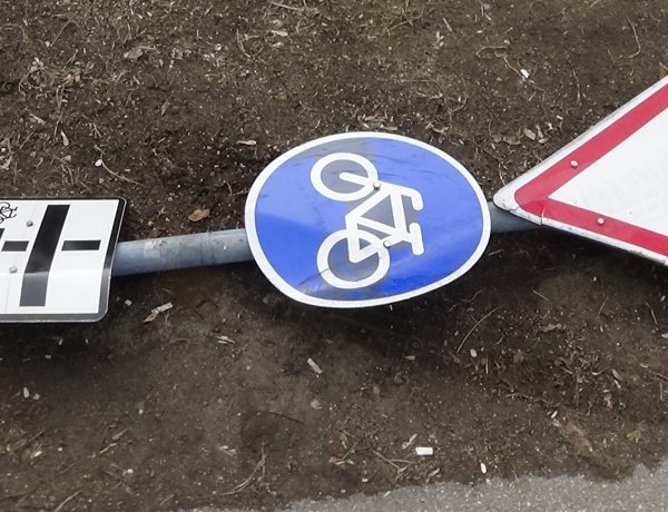 KRESZ-táblákat tartó oszlopot tört ki egy jármű a Széchenyi utcán – A sofőr elhajtott 