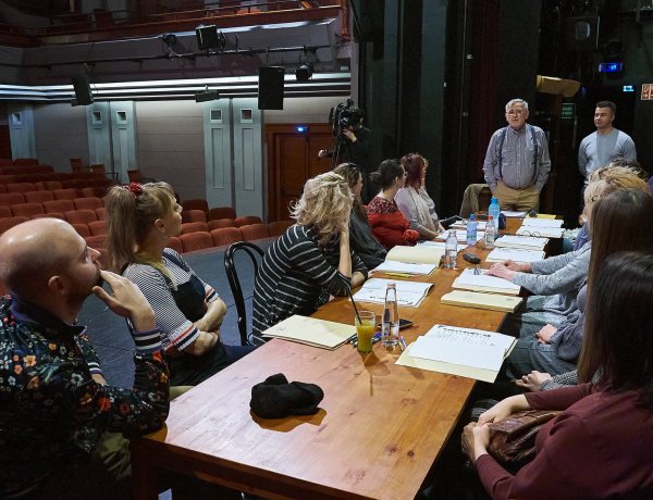 Sógornők a színházban – Az évad egyik utolsó bemutatójának olvasópróbáján jártunk