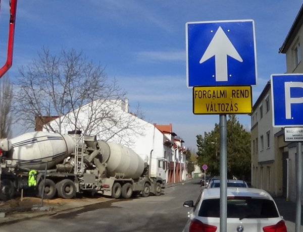 Forgalmirend-változás a Kálmán utcán – A parkolást is érinti a változás!