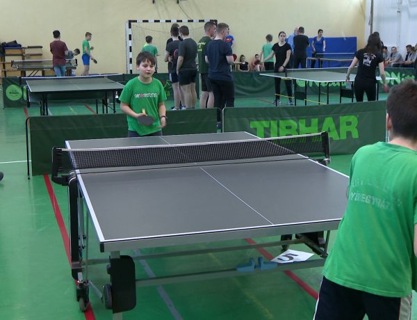 Asztalitenisz torna Nyírszőlősön - a megyei kollégiumok csapatai versenyeztek. 
