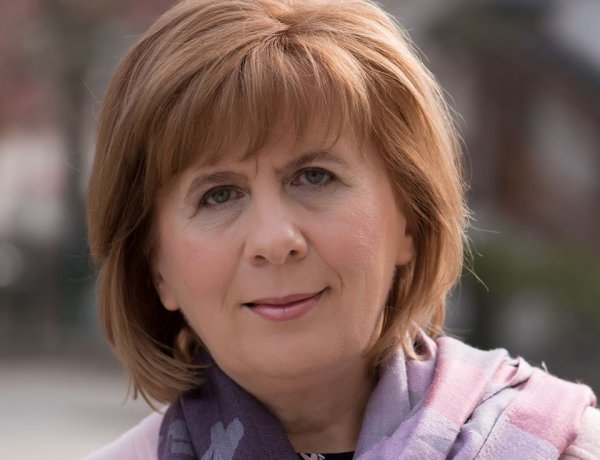 Művészasztal - Ősbemutató Nyíregyházán! Színpadon Kováts Judit Hazátlanok regénye