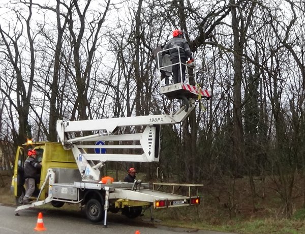 Oroson, a Magyar utcán hárítottak balesetveszélyt a NYÍRVV munkatársai