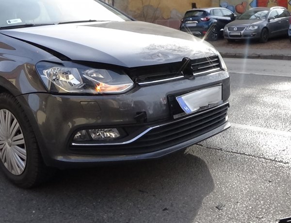 Jelentős anyagi kárral járó ráfutásos baleset történt az Orosi úton 