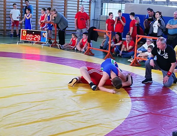 Bronzérem a bajnokságon - Dorogon léptek szőnyegre a nyíregyházi birkózók