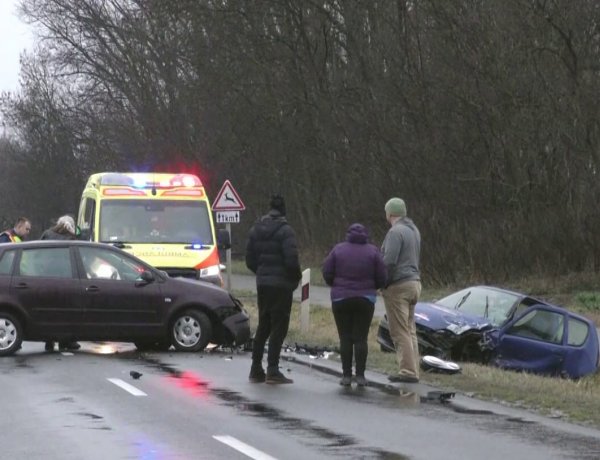 Frontálisan ütközött két személygépkocsi Nagykállónál, egy személy megsérült
