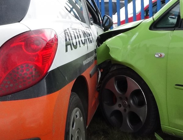 Baleset Nyírszőlősnél – Járműnek majd kerítésnek csapódott egy személygépkocsi