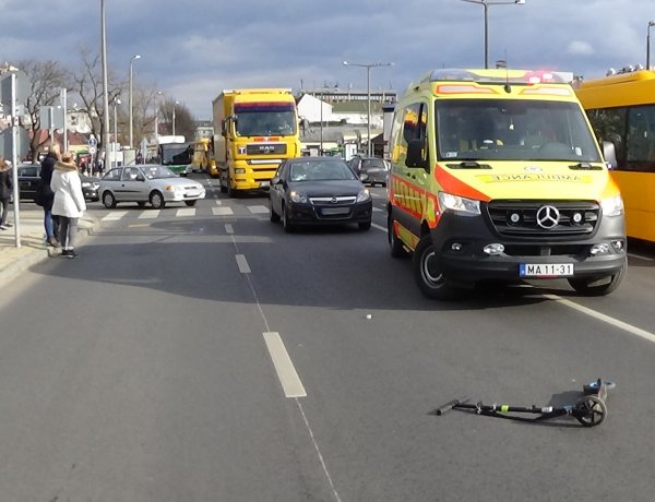 Rollerrel közlekedő nőt gázoltak el egy Rákóczi úti gyalogátkelőhelyen