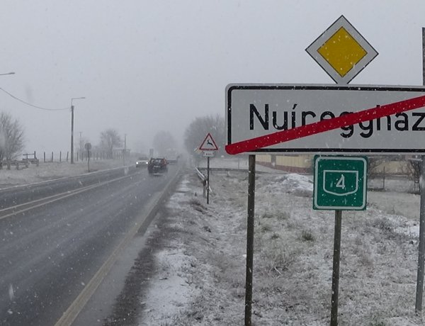 Fel a tompított fényszórókkal! – Télies útviszonyokra számíthatnak a közlekedők