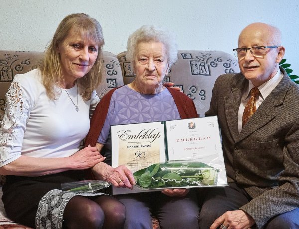 A város után 3 gyermek, 7 unoka és 10 dédunoka köszönti majd Manzák Jánosné Julika nénit