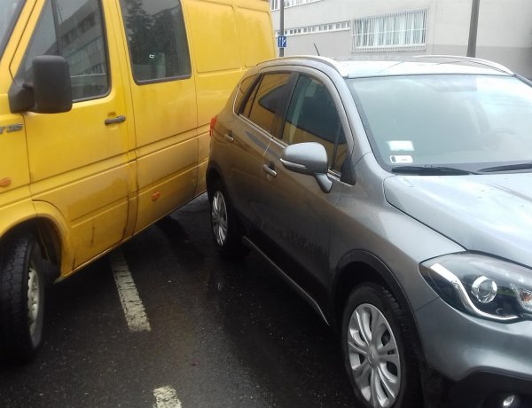 Szabálytalan sávváltás miatt karambolozott két jármű a Hunyadi utcán péntek délután