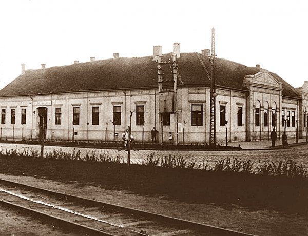 Amiről az utcák mesélnek – Ilyen volt a város első állami iskolája