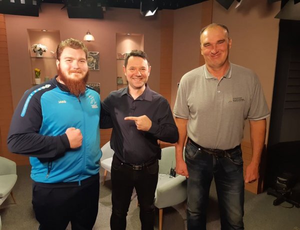 Országos bajnoki cím – Tóth Balázs súlylökő és edzője, Kerekes László a Sziesztában