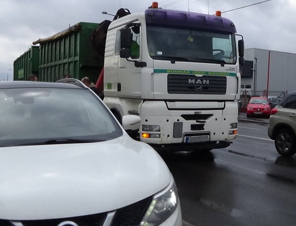 Szabálytalanul váltott sávot egy sofőr,  pótkocsis teherautónak ütközött a Debreceni úton