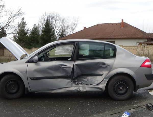 Nagy erejű ütközés Sóstóhegyen, a Templom utcán – Totálkárosra törtek a járművek