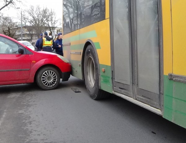 Autóbusszal ütközött egy személygépkocsi a Kállói út és az Ady Endre utca csomópontjánál