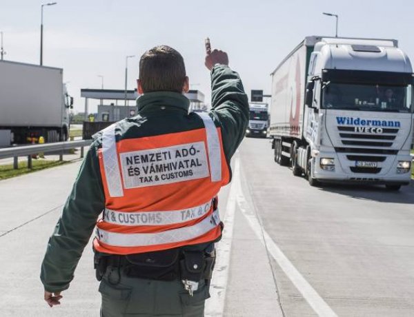Turistabusz motorterében utazott a cigaretta – 1,5 millió forintos fogás