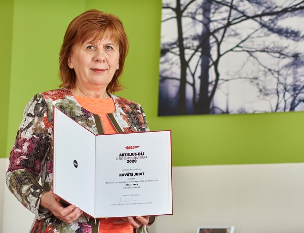 Artisjus-díjat kapott a nyíregyházi írónő, Kováts Judit – Gratulálunk!