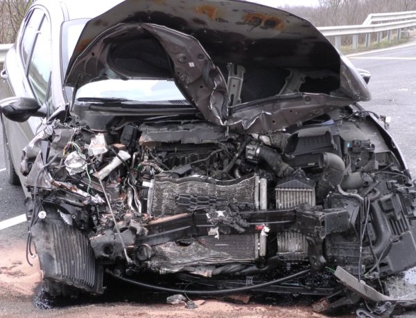 Megrázó felvételek a kékcsei balesetről – Feszítővágóval szabadították ki az utasokat