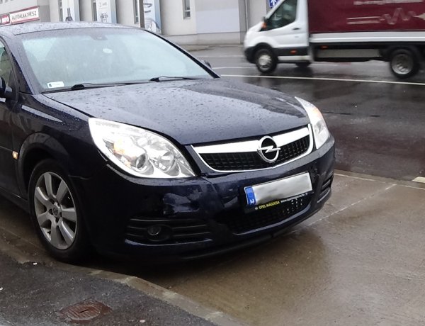 Ráfutásos baleset történt a Bethlen Gábor utcán, személyi sérülés nem történt