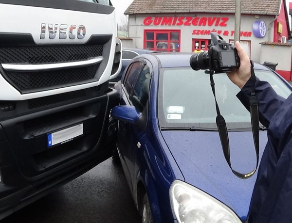 Személyautó és teherautó karambolozott a Debreceni úton, jelentős az anyagi kár