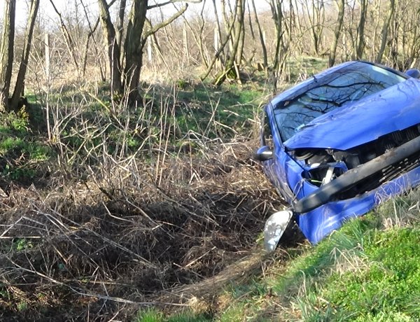 Megcsúszott egy személyautó Kótaj és Kemecse között, egy sérült kórházban