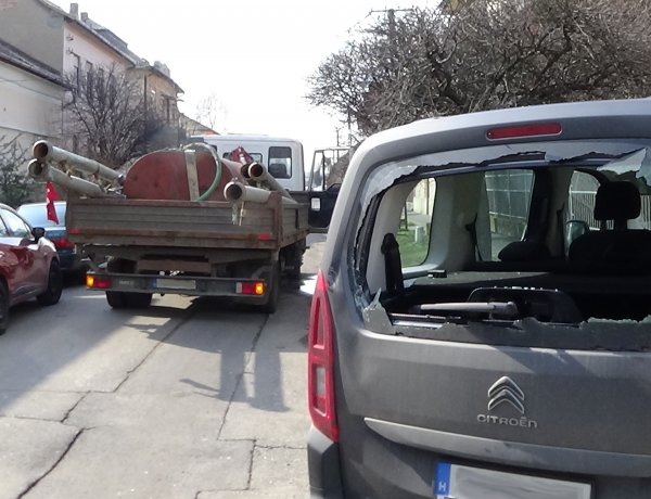 Parkoló személyautónak ütközött egy teherautó a Színház utcán, jelentős az anyagi kár