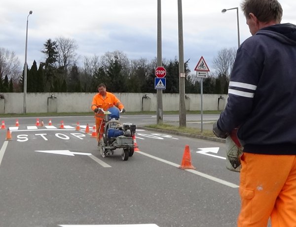 A Garibaldi és a Krúdy Gyula utcán megkezdődött a burkolati jelek festése