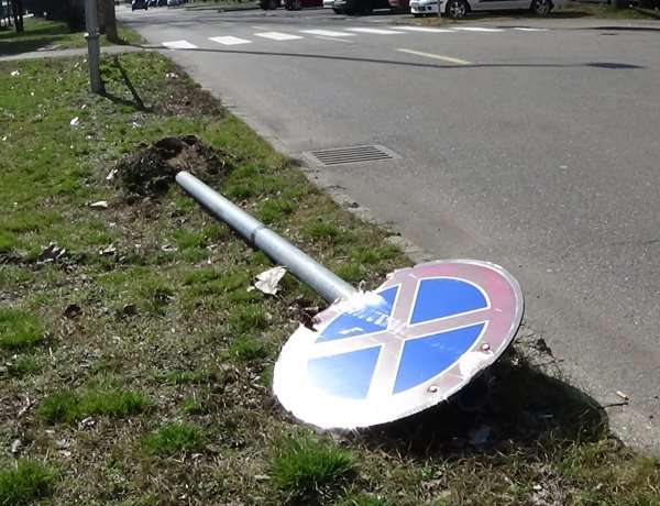 KRESZ-táblát törtek a Korányin – Ha hasonló eseményt észlel, értesítse a 112-t!