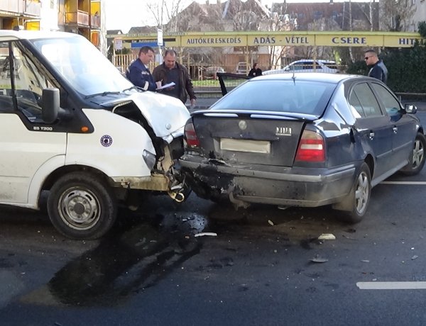 Két személy sérült meg a Mező utcán történt balesetben – Teherautó és személyautó ütközött