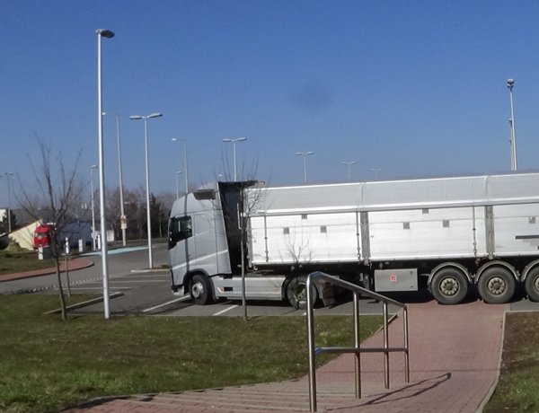 Tettlegesség követte a nézeteltérést – Két kamionsofőr között történt az incidens