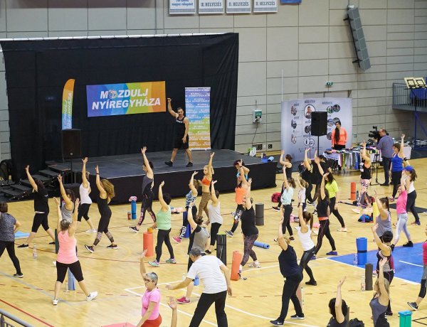 Megtelt az Aréna – Több százan mozogtak együtt Katus Attilával